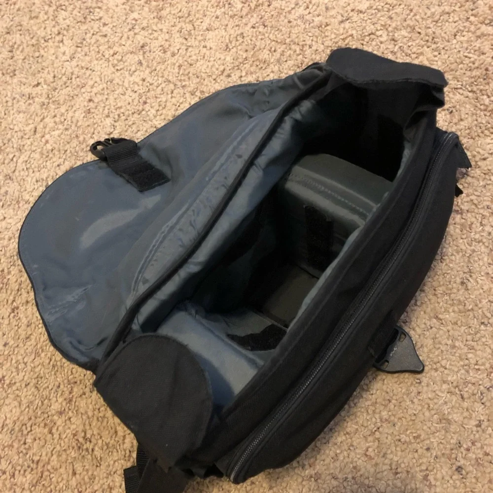 Preowned Tamrac Model 3537 DSLR Camera Messenger Bag